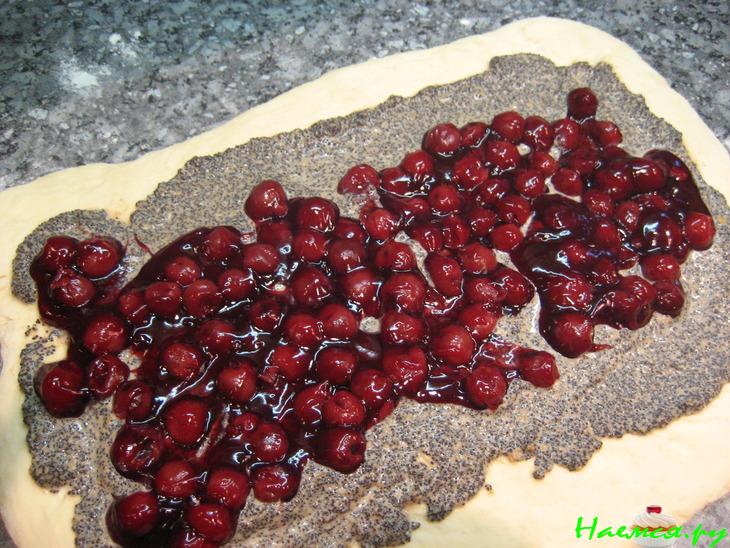 Кулич с маком и вишней