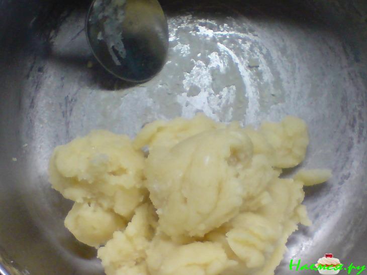 "Гнезда" из заварного теста со сливочным кремом, помидорками и оливками