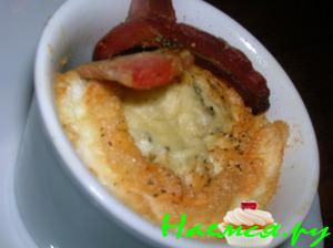 Запеченные яйца с беконом-карри