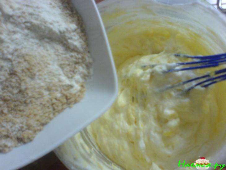 Ореховый пирог со сливами и персиками