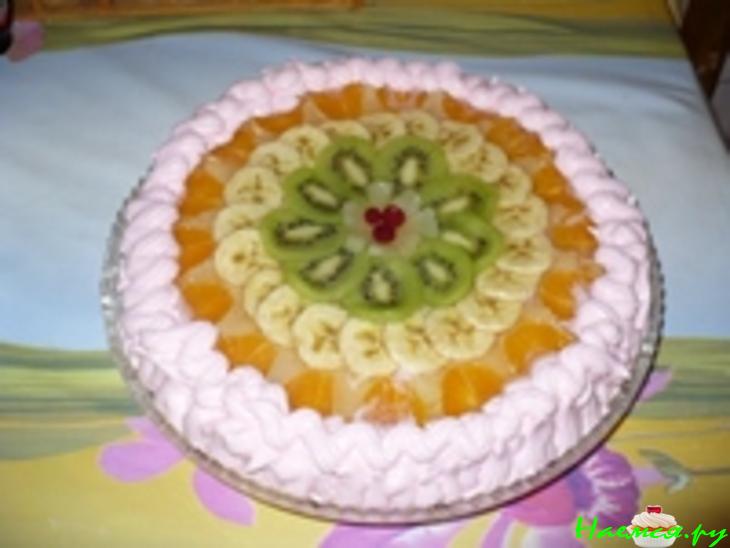 Тортик с фруктами в желе и взбитыми сливками