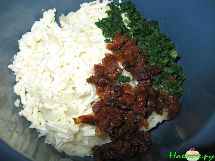 Чуду с брынзой, черемшой и сушеными томатами