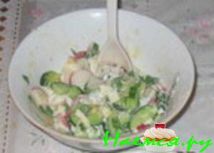 Салат "Весенний" с редисом, огурцом и яйцом