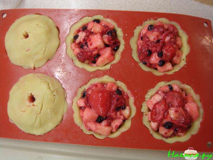 Яблочно-вишневые песочные мини-пироги