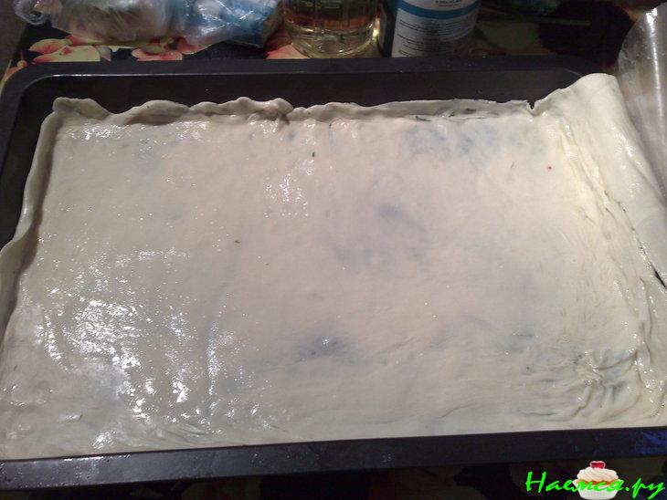 Слоеный пирог со шпинатом и сыром сулугуни