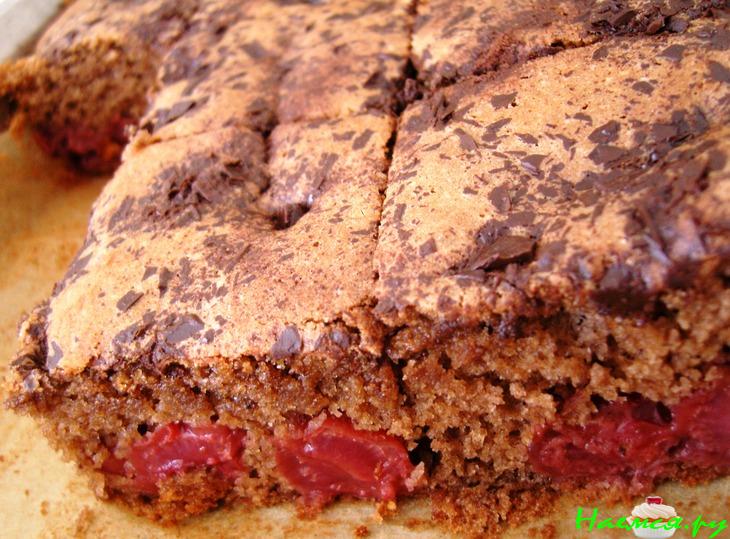 Пирог с вишней и шоколадом