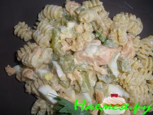 Салат с пастой и лососем Салат с пастой и лососем