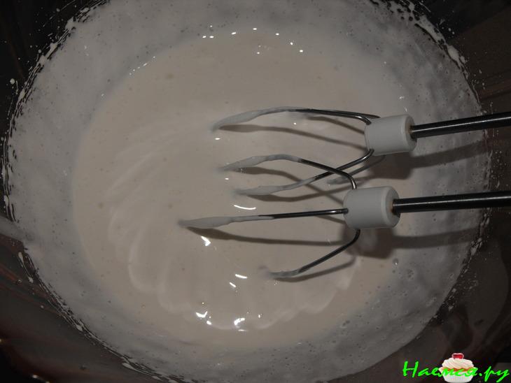 Сливовый пирог с решеткой из безе