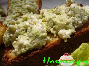 Гренки со смесью авокадо и феты