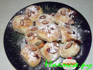 Пирожки с вишней и миндалем