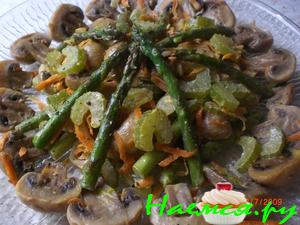 Грибочки в сметане со спаржей и сельдереем