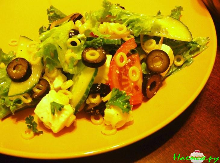 Салат зеленый с макаронами, брынзой и маслинами