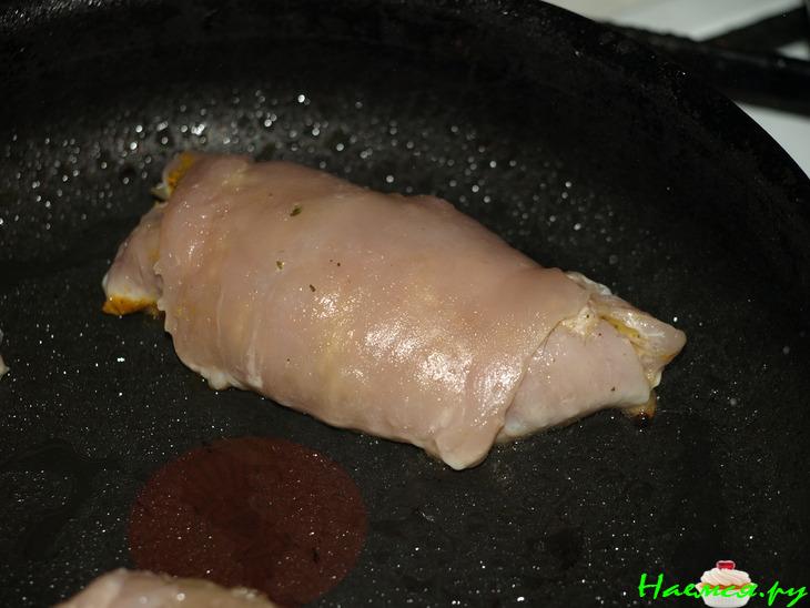 Куриные рулетики пряные под соусом