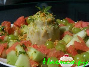 Салат фруктовый с виноградно-дынным пудингом