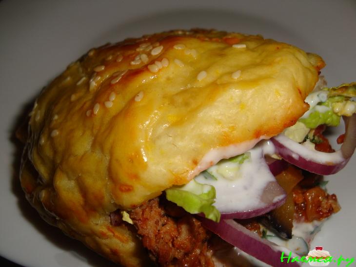 Булочка-пита с начинкой из фарша