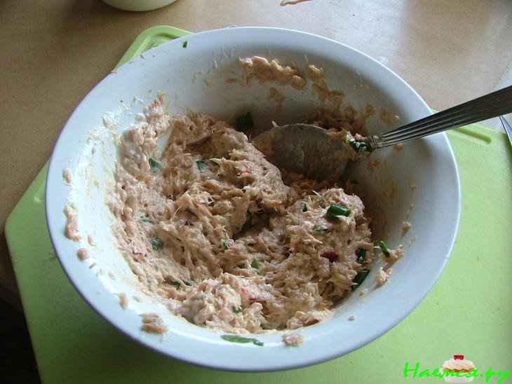 Закусочные пирожные-суши с салатом