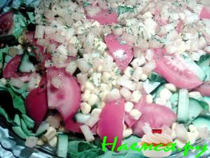 Овощной салатик с чесночным соусом