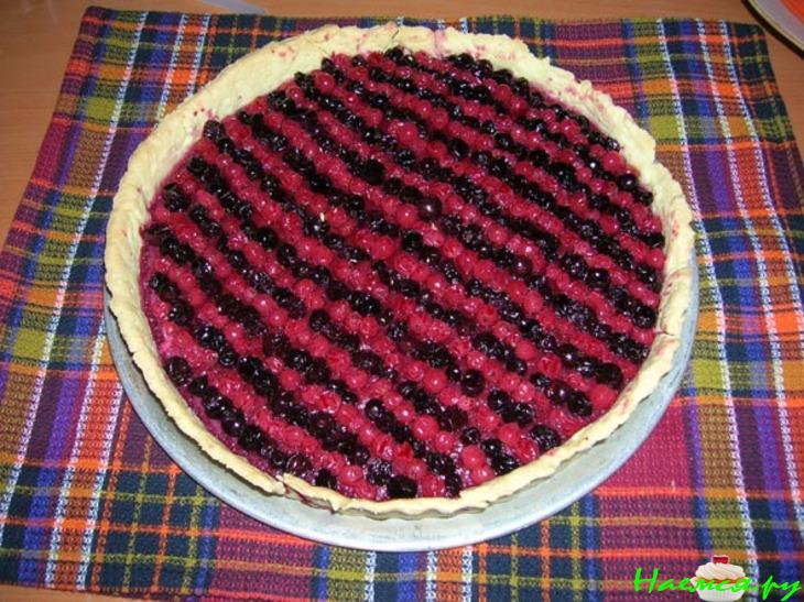 Флан с черной и красной смородиной