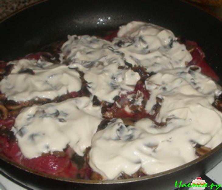 Мясо не по-французски с шампиньонами и сыром Мясо не по-французски с шампиньонами и сыром