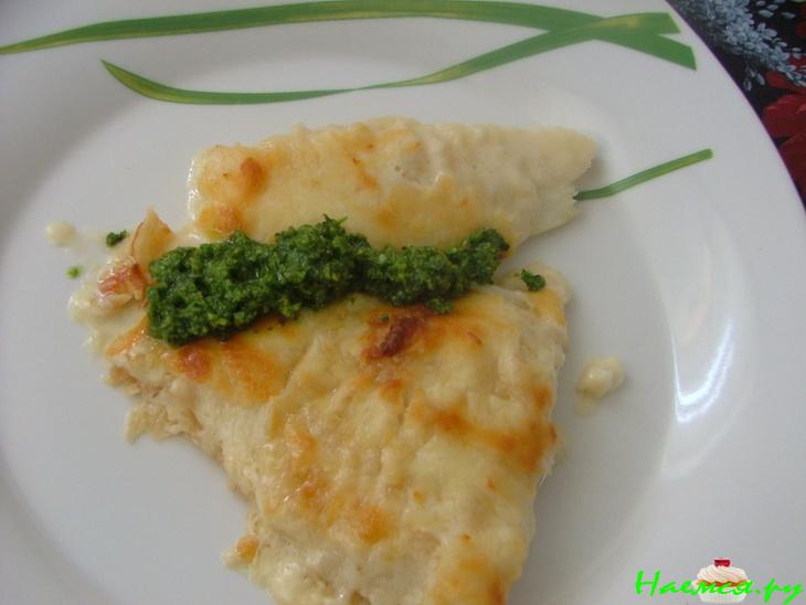 Рыба запеченная в соусе и с песто из кориандра