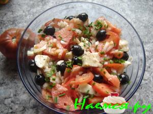 Салат из помидор с моцареллой и маслинами