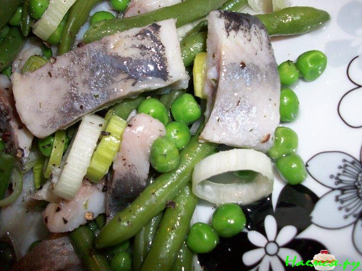 Селёдочный салат с горошком и фасолью