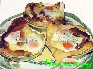 Яйца в тесте с беконом