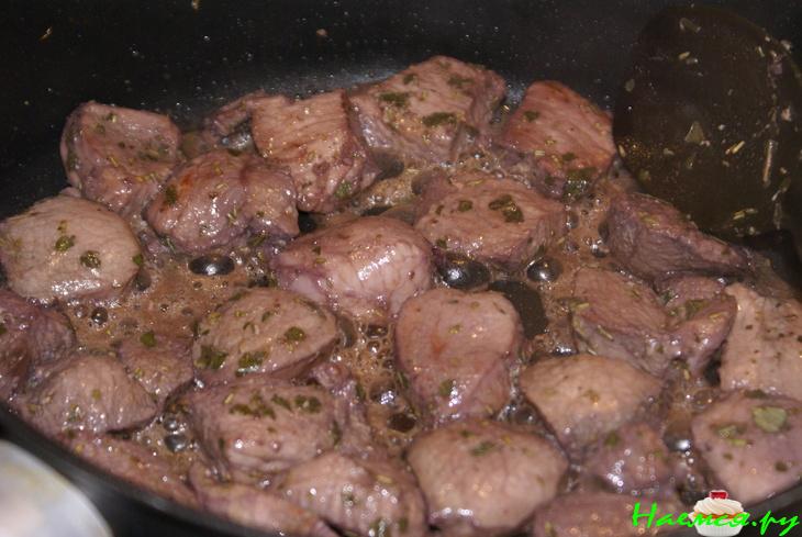 Телятина с вишней и розмарином в шоколадном соусе