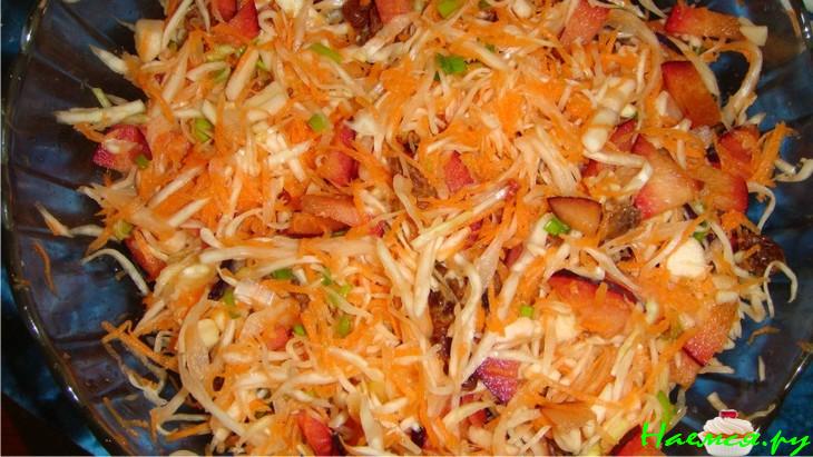 Салат из белокочанной капусты и слив
