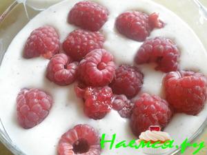 Летний кремовый легкий десерт из йогурта и ягодного желе