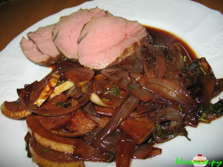 Груша с луком в красном вине