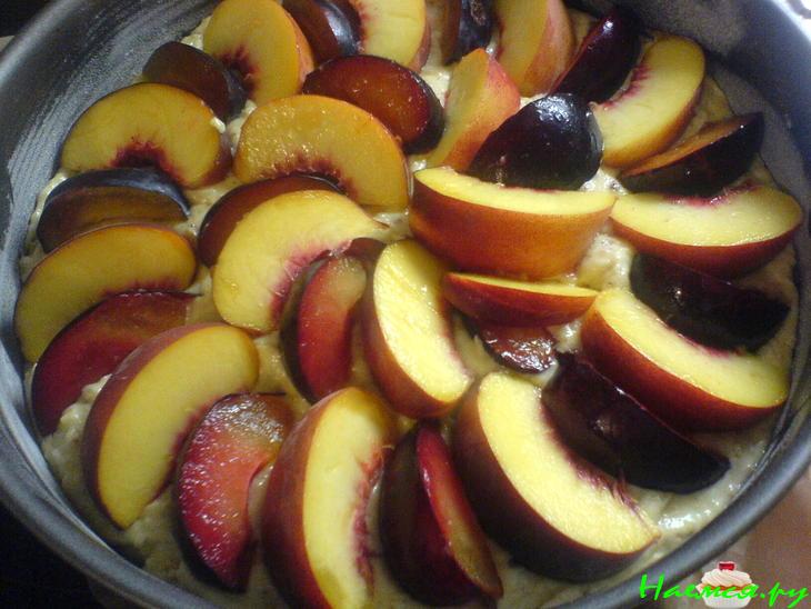 Ореховый пирог со сливами и персиками