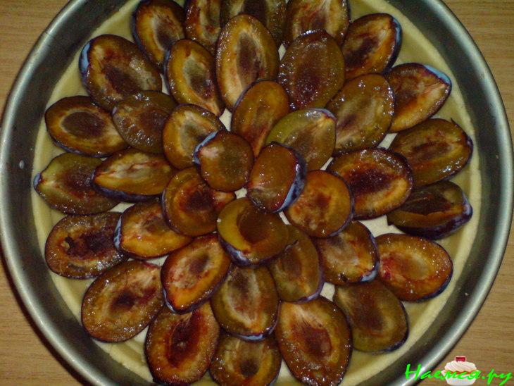 Сливовый пирог с корицей под творожной заливкой