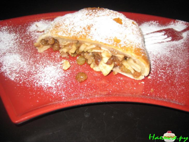 Венский штрудель с курагой, черносливом, изюмом и кедровыми орешками