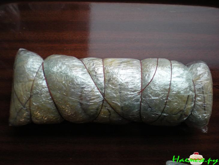 Рулет куриный с грибами и болгарским перцем в меду