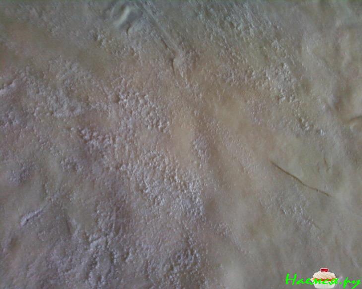 Мини-пицца с вареной колбаской и грибами