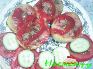 Фаршированный картофель фаршем и сыром с кетчупом