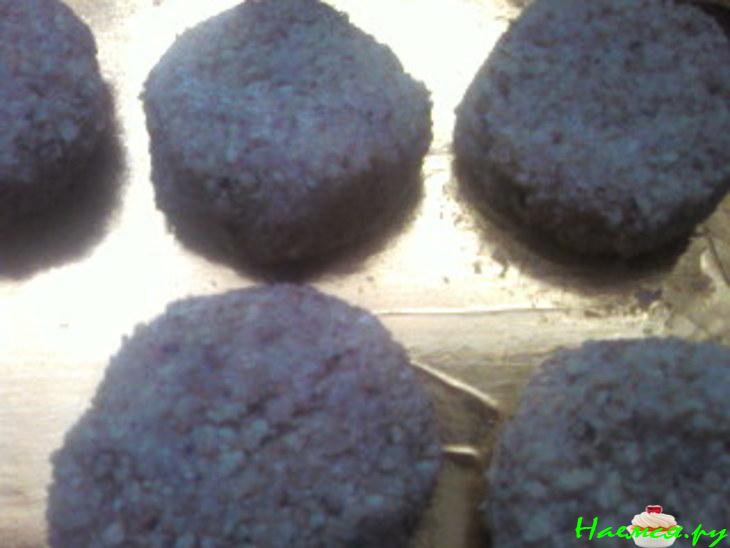 Котлетки с начинкой из ананаса под ореховой корочкой