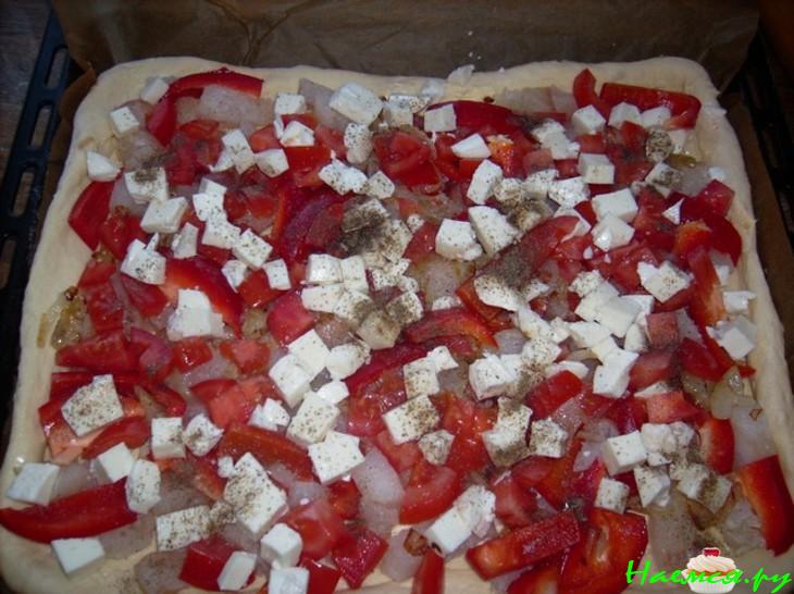 Пирог рыбный с паприкой, помидорами и моцареллой