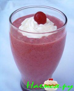 Клубнично банановый коктейль