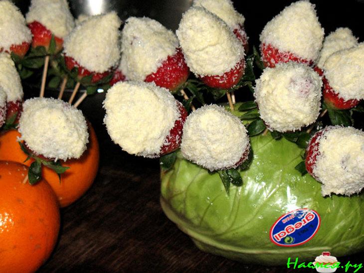 Десерт "Клубника в белой шубке" Десерт "Клубника в белой шубке"