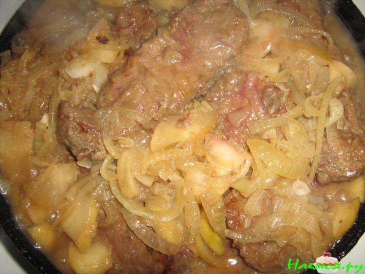 Говяжья печень под яблочно-луковым соусом