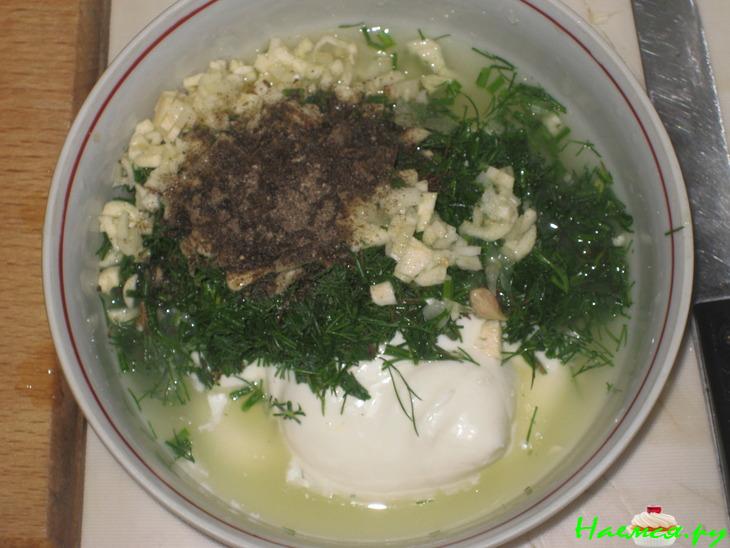 Форель с соусом, запеченная в фольге