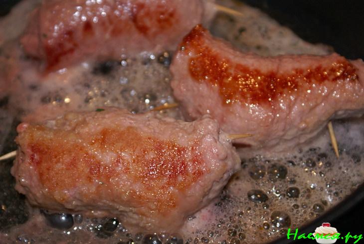 Рулеты из телятины с клюквой