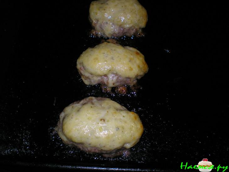 Котлеты, запеченные под молочным соусом