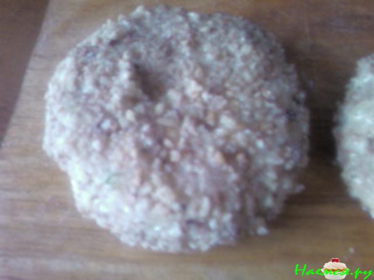 Котлетки с начинкой из ананаса под ореховой корочкой