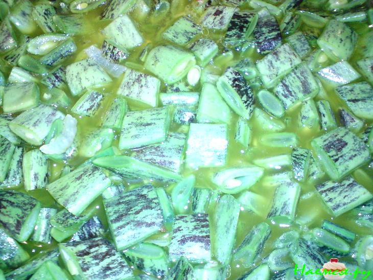 Стручковая фасоль с чесночным соусом