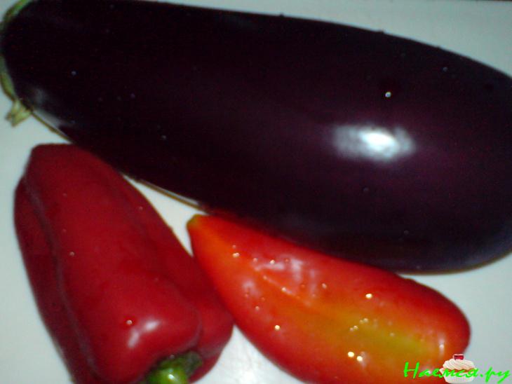 Баклажаны под пастой из красного перца