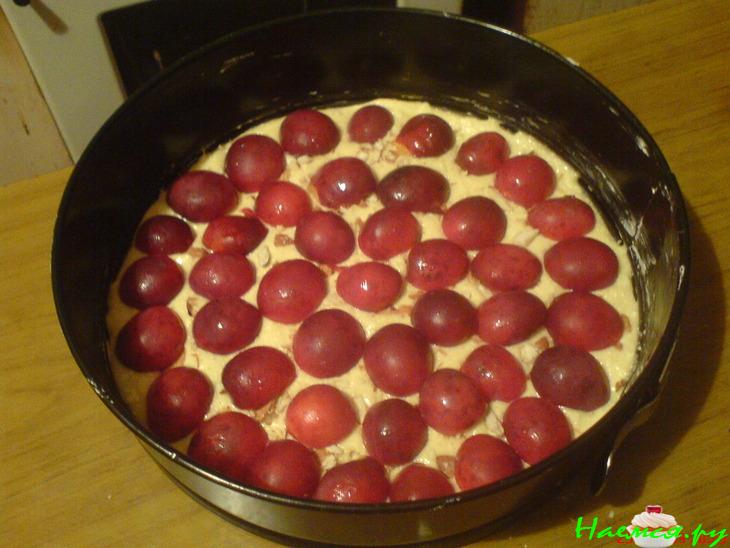 Сливовый пирог с миндалем
