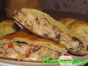 Куриное рагу с грибами в слоёном тесте